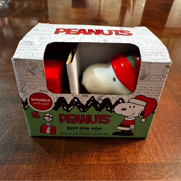 Peanuts Snoopy with Gift Salt and Pepper Holiday Christmas Set New - Picture 4 of 6